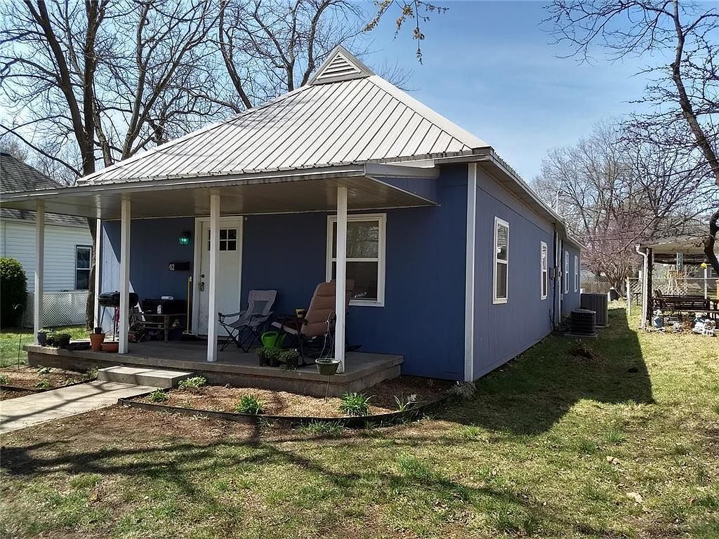 412 S 1st St, Iola, KS 66749 | Zillow