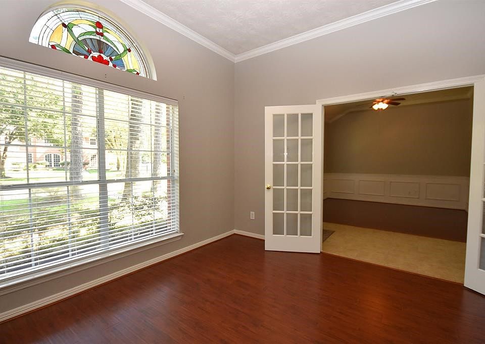 Lovely one story home located on a corner lot of a cul-de-sac street in the wonderful community of Walden on Lake Houston. This home offers neautral colored walls throughout the home, wood flooring and ceramic tile in the wet areas.