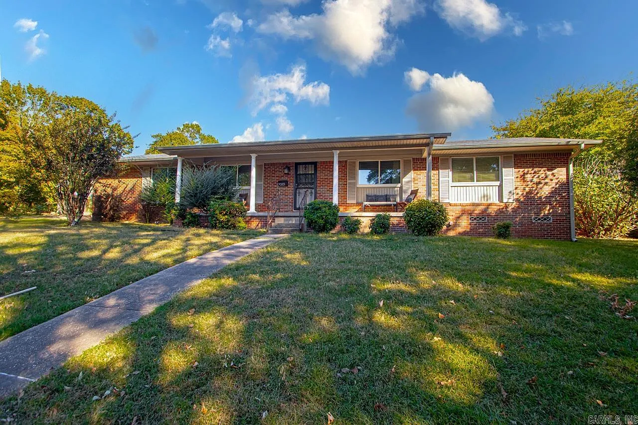 3 bed, 2.0 bath, 1572 sqft, $3,000 — Photo 2