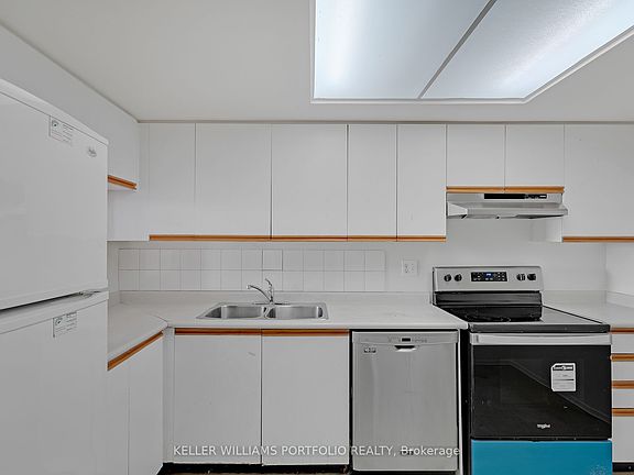 5th image of 2460 Eglinton Ave E #810