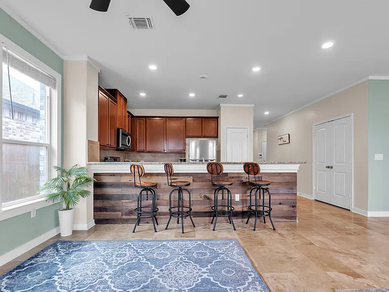 128 Kavanaugh St — Photo 10
