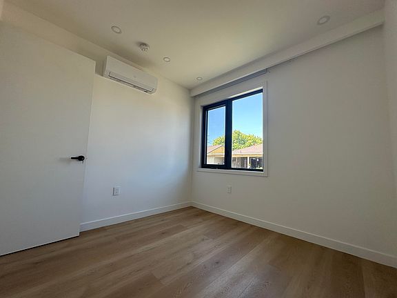 4th image of 486 Roosevelt Ave