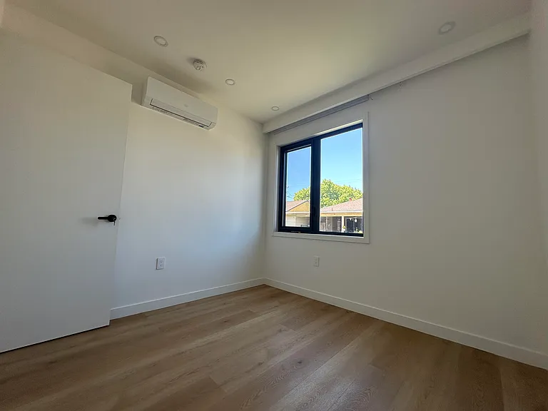 486 Roosevelt Ave — Photo 4