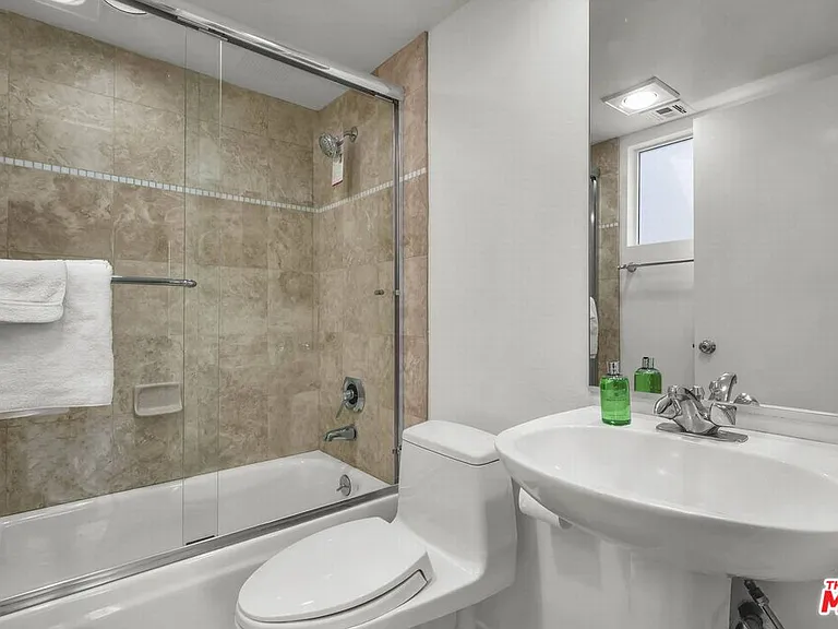1735 Malcolm Ave #H — Photo 15