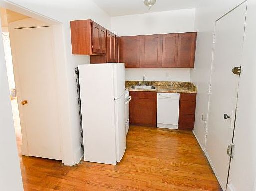 2nd image of 953 W Cornelia Ave APT 1D