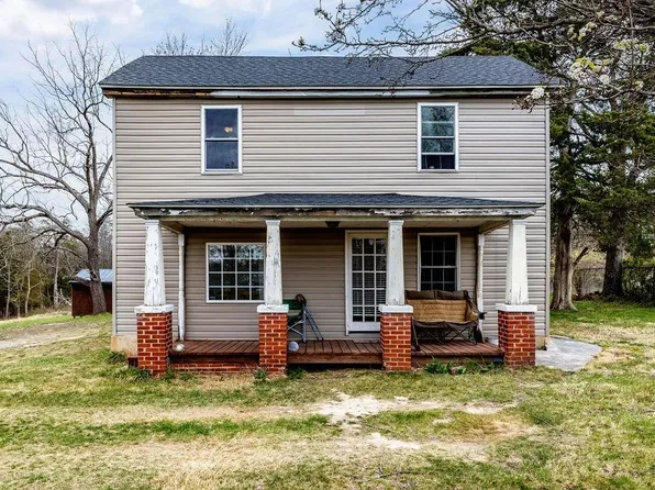 696 Indian Mound Rd, Staunton, VA 24401