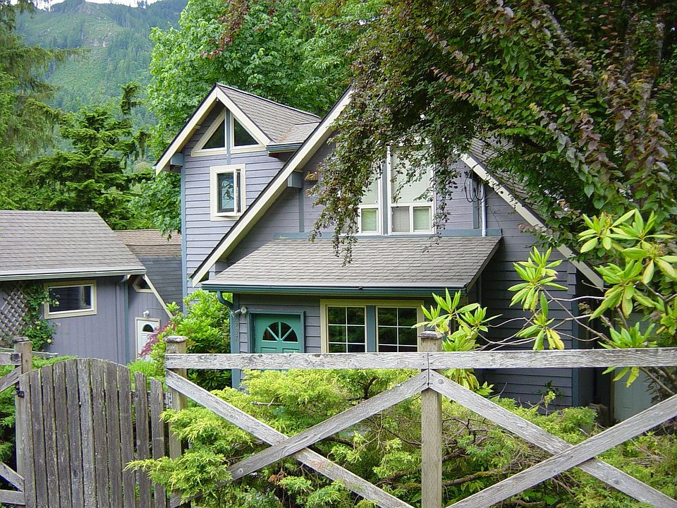 537 Lakeside Dr