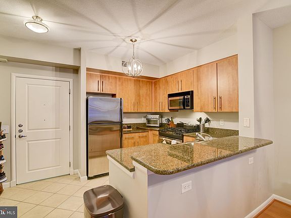 3rd image of 1021 N Garfield St APT 227