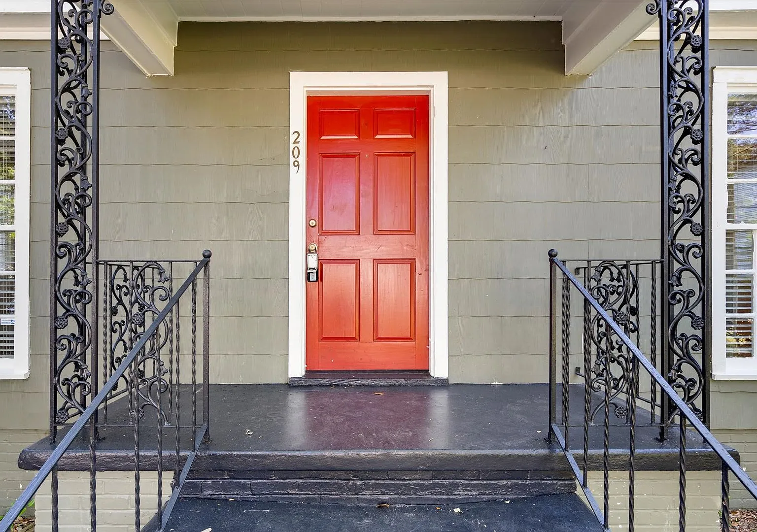 Charming Midtown Cottage With Updated Kitchen — Photo 2