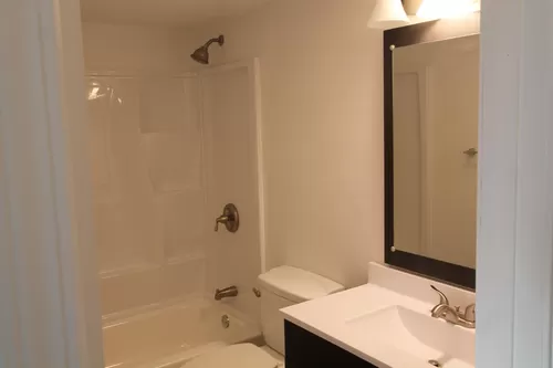 Full bathroom - Badger Ln