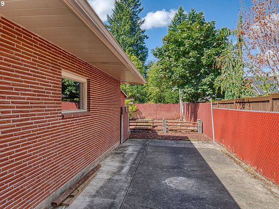 2nd image of 602 NE 97th Ave