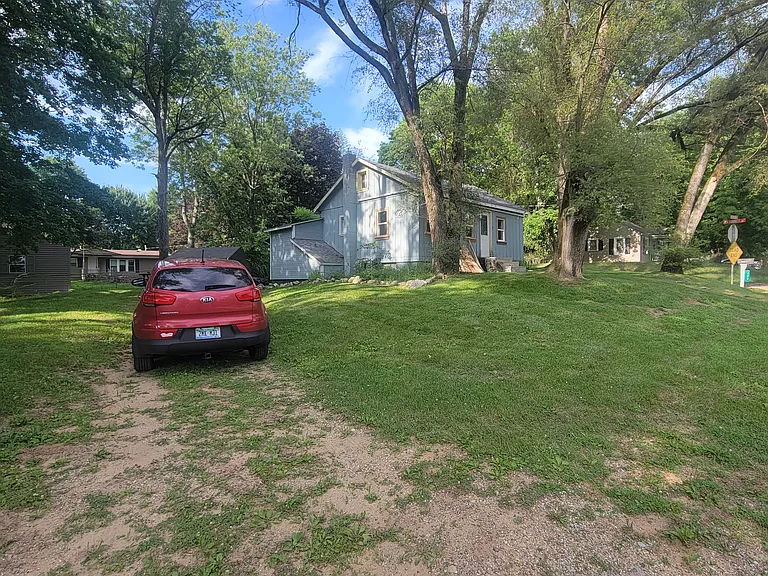 813 Willow Dr — Photo 2