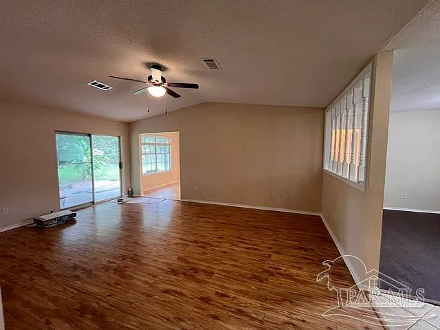 3 bed, 2.0 bath, 1548 sqft, $2,000 — Photo 2