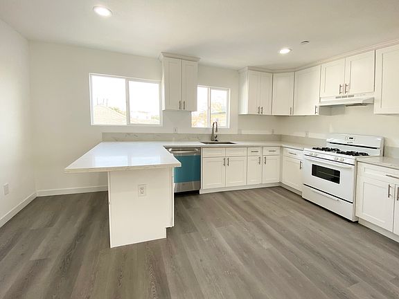 5th image of 2109 1/2 S La Brea Ave
