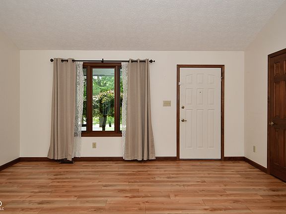 3rd image of 1067 Cedar Glen South Dr