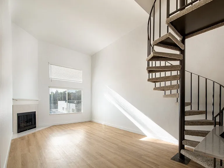 Warner Pointe — Photo 9