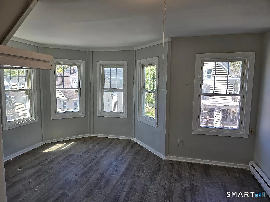 3 bed, 1.0 bath, 1076 sqft, $1,400 — Photo 1