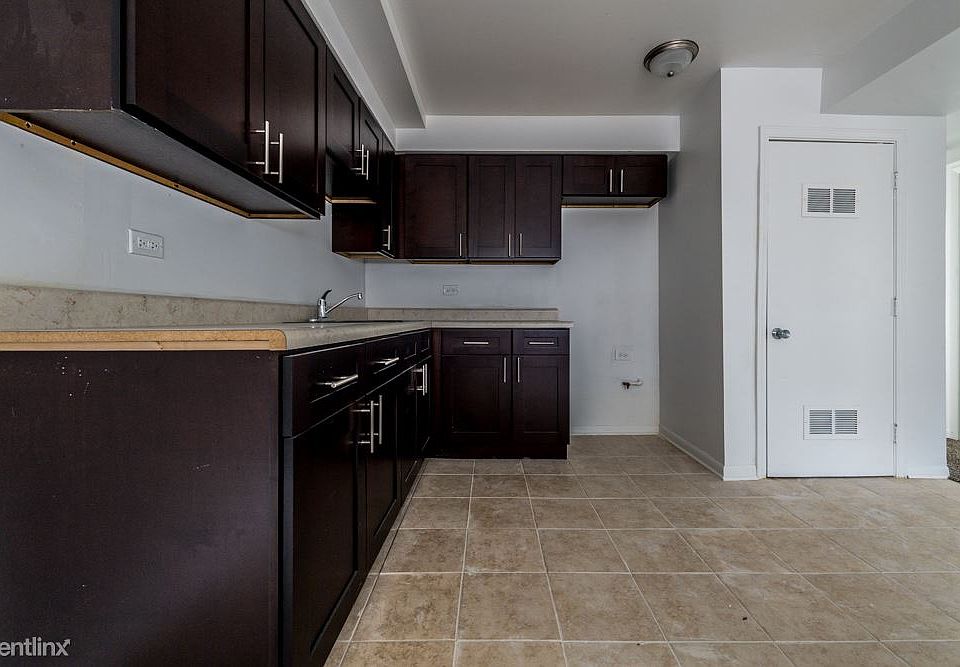 8855 S Cottage Grove Apartments Chicago Kitchen_04