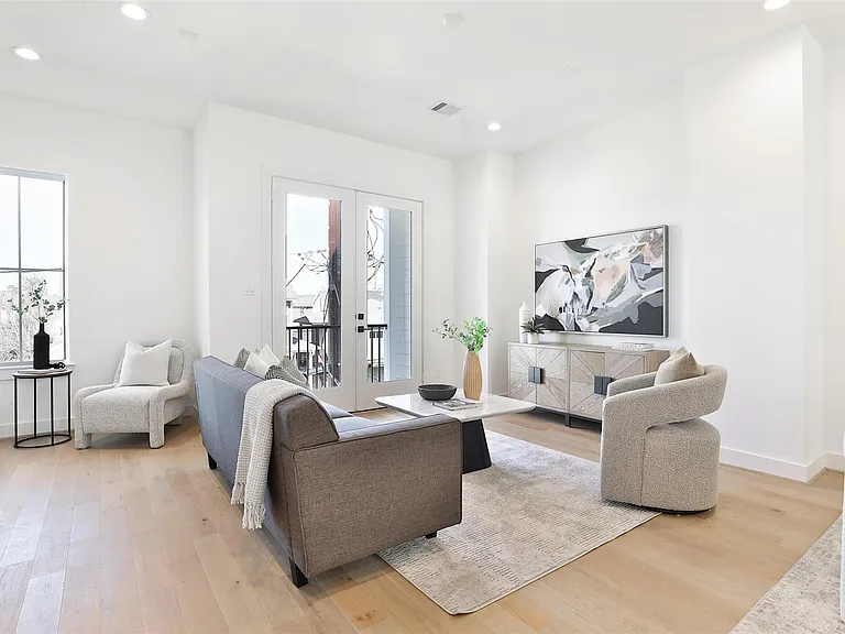 1020 W 15th 1/2 St #B — Photo 23