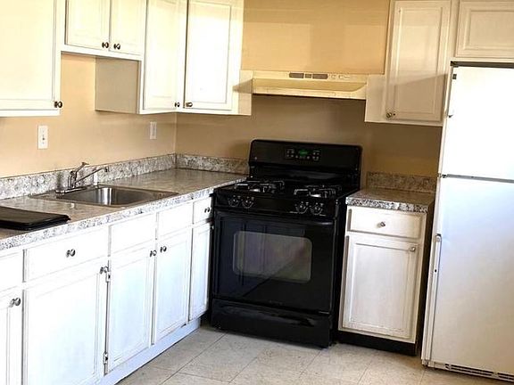 3rd image of 822 Booker Pl