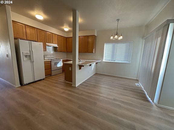 4th image of 1382 NE Birkshire Ct