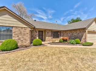 10101 Saint Helens Dr, Yukon, OK 73099
