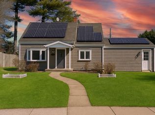 13 Curve Ln, Levittown, NY 11756