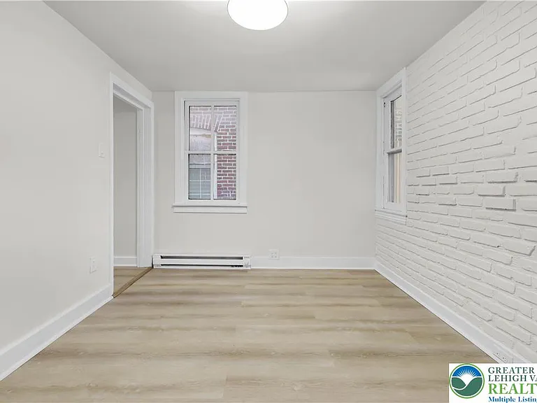 128 W Fairview St — Photo 11