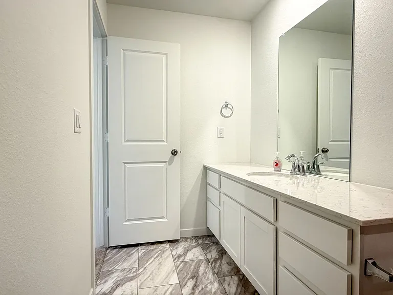 239 Adams St — Photo 28
