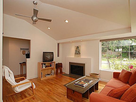 Living area / entry
