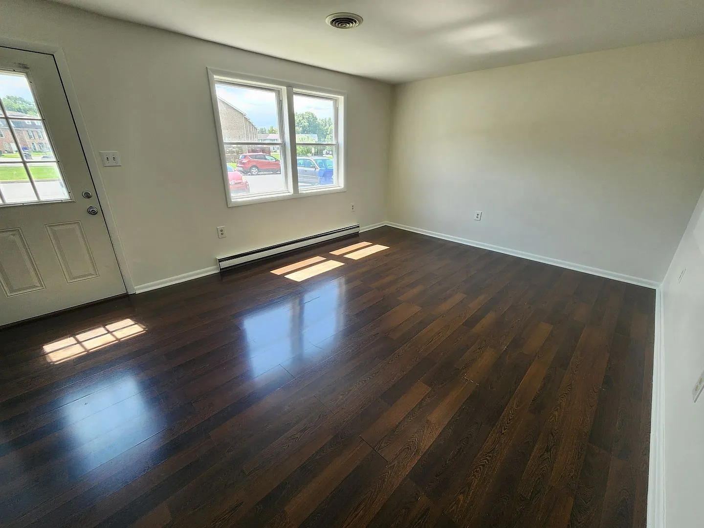 Beautiful Townhome — Photo 3
