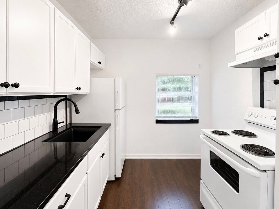 1st image of 1722 N Lindsay Ave #3