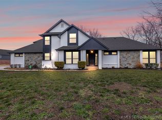 19851 E Fox Run Cir, Owasso, OK 74055