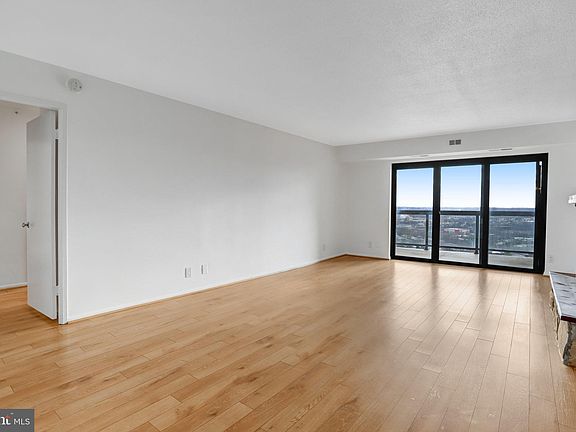 5th image of 205 Yoakum Pkwy Unit 1519
