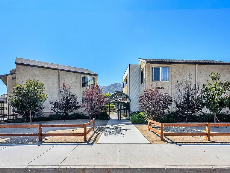 Montrose Villas — Photo 1