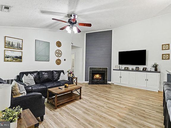 4th image of 1004 Markham Ct