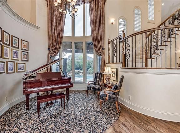 3rd image of 903 Country Club Dr