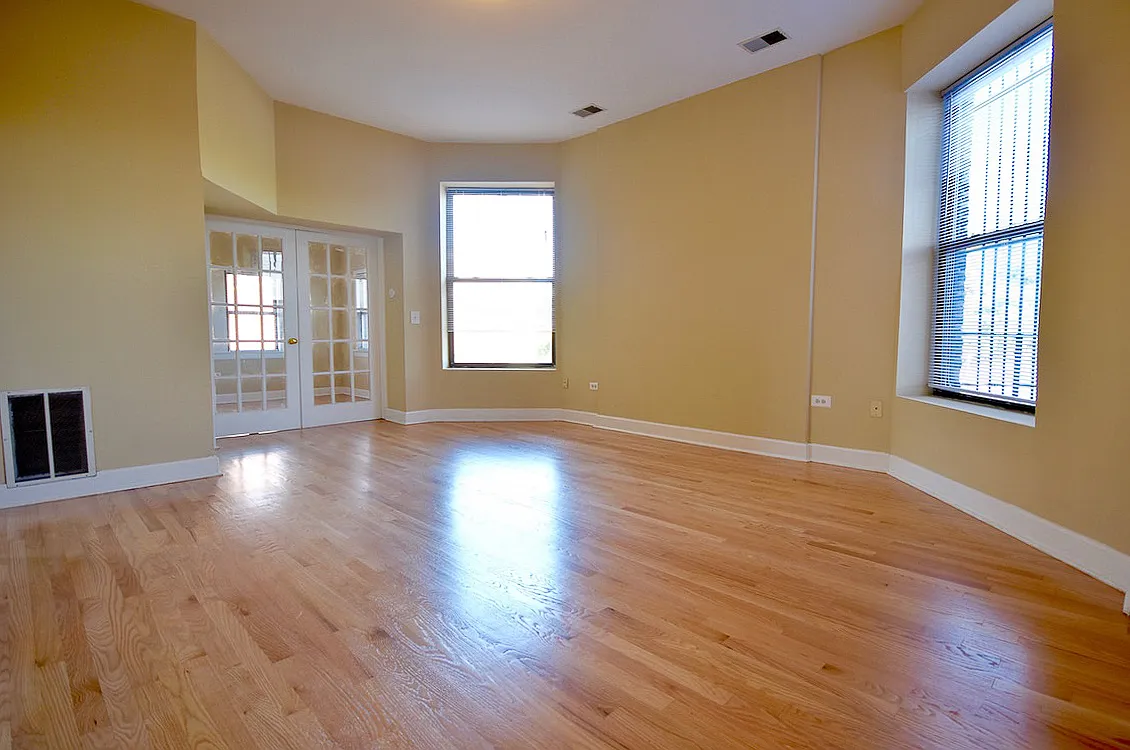 742 W. Fullerton — Photo 1