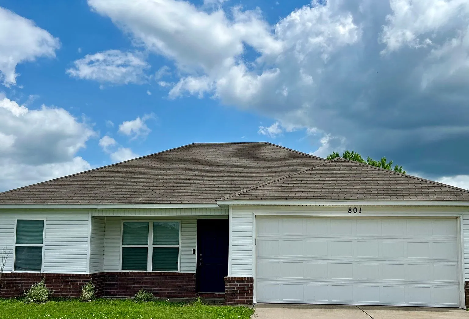 Wonderful home located in Bentonville's Silver Meadow Subdivision — Photo 1