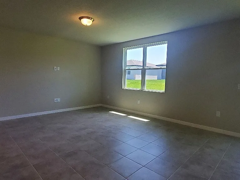 877 Cambridge Dr — Photo 3