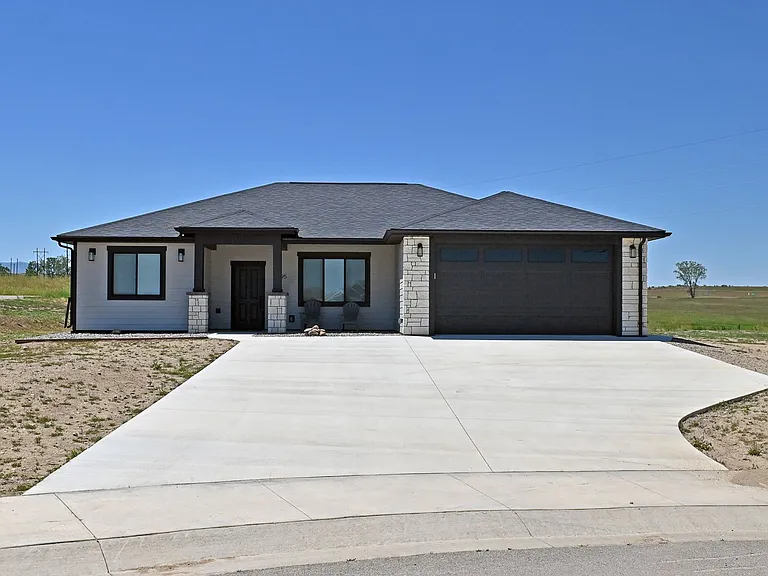 1495 Oxbow Dr — Photo 2