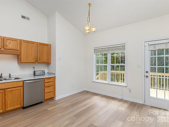 5th image of 217 Autumn Woods Blvd