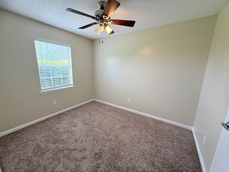 105 Northgate Dr W — Photo 4