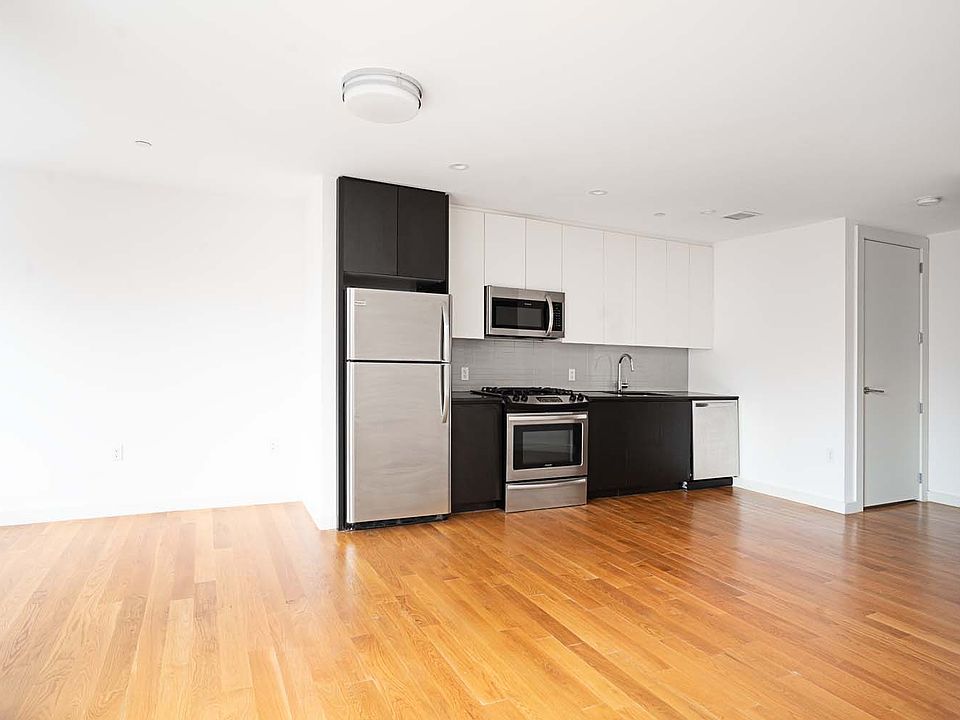 1st image of 31-43 Vernon Blvd #103