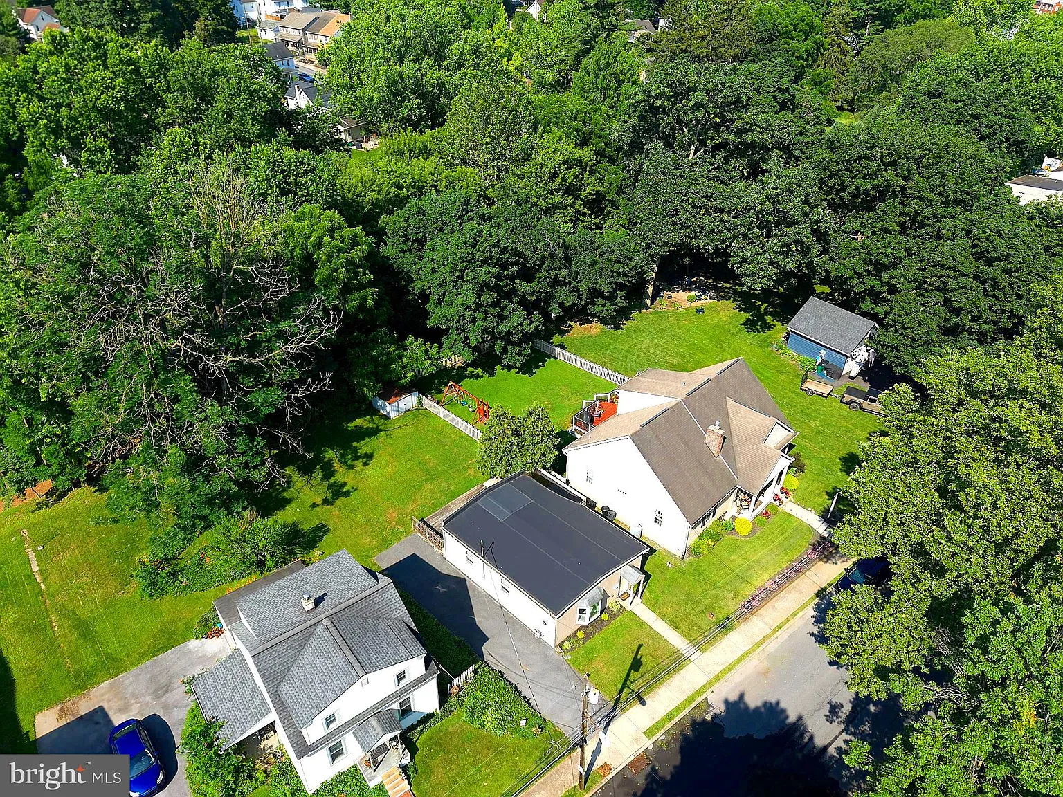 210 Noble St photo 1