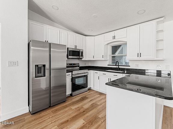 4th image of 1597 Lansfield Ave