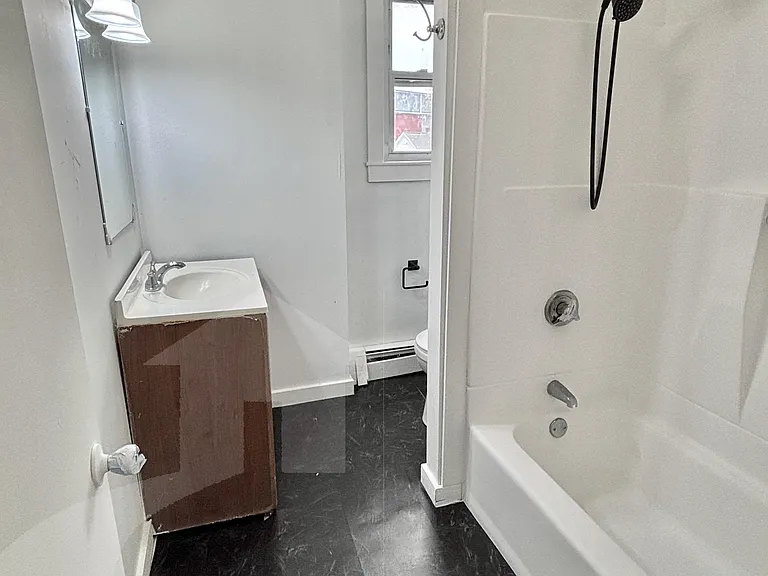 509 Medford St — Photo 14