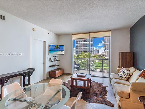 3rd image of 1060 Brickell Ave APT 1415