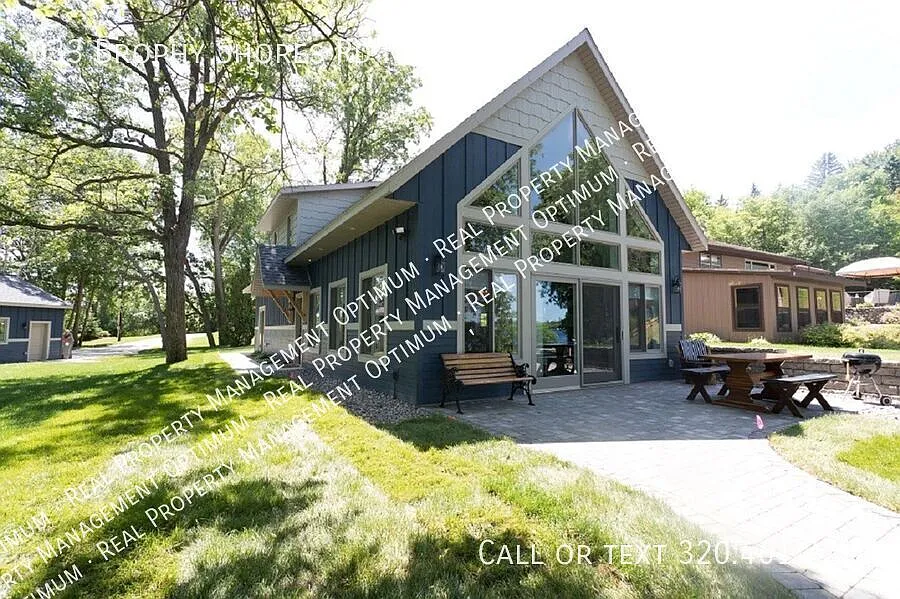 Exquisite 3 bed, 2.5 bath Cottage on Lake Brophy Fall Winter Rental — Photo 1