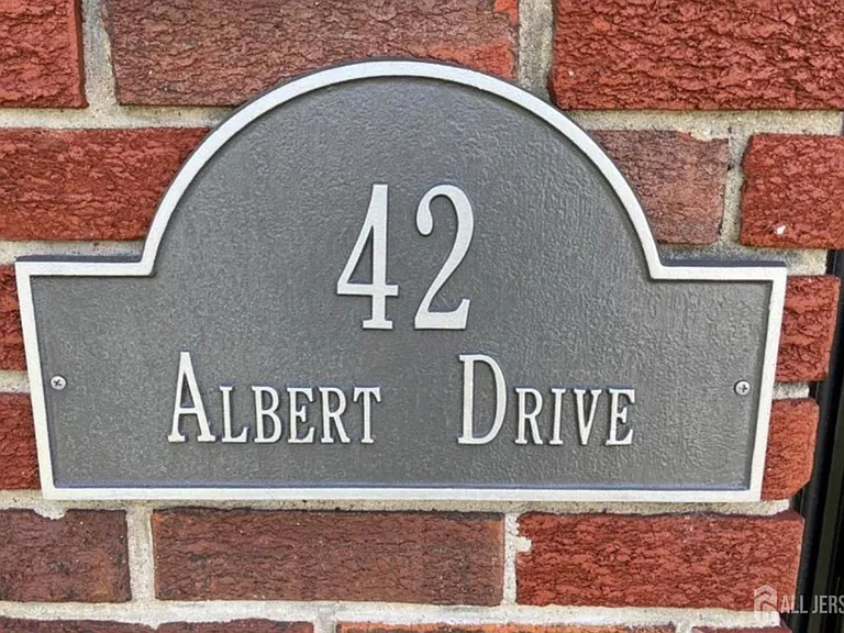 42 Albert Dr — Photo 2